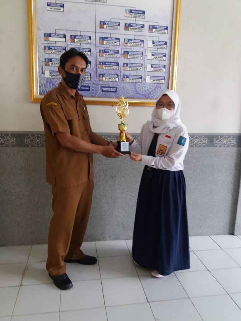 Juara 1 English Storytelling Contest Pada Festival Literasi Sekolah ( FLS ) 2021