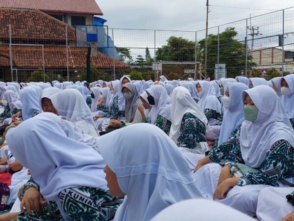 DOA BERSAMA UNTUK KORBAN GEMPA CIANJUR DI SMPN 1 KUNINGAN