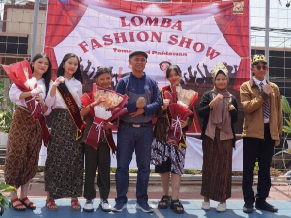 LOMBA FASHION SHOW HARI PAHLAWAN