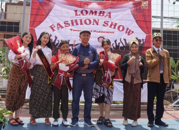 LOMBA FASHION SHOW HARI PAHLAWAN