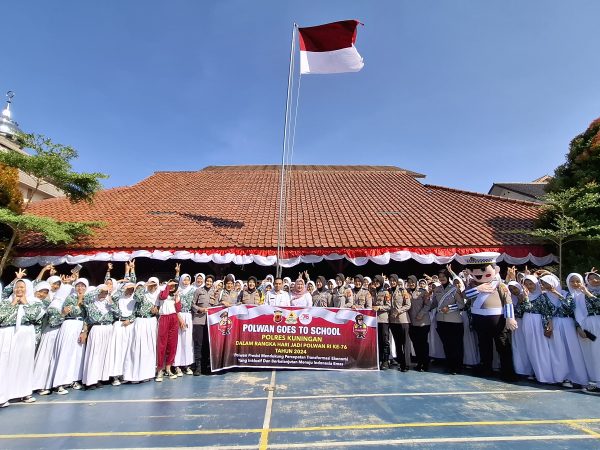 Jajaran Polwan Polres Kuningan Goes  To  SMPN 1 Kuningan