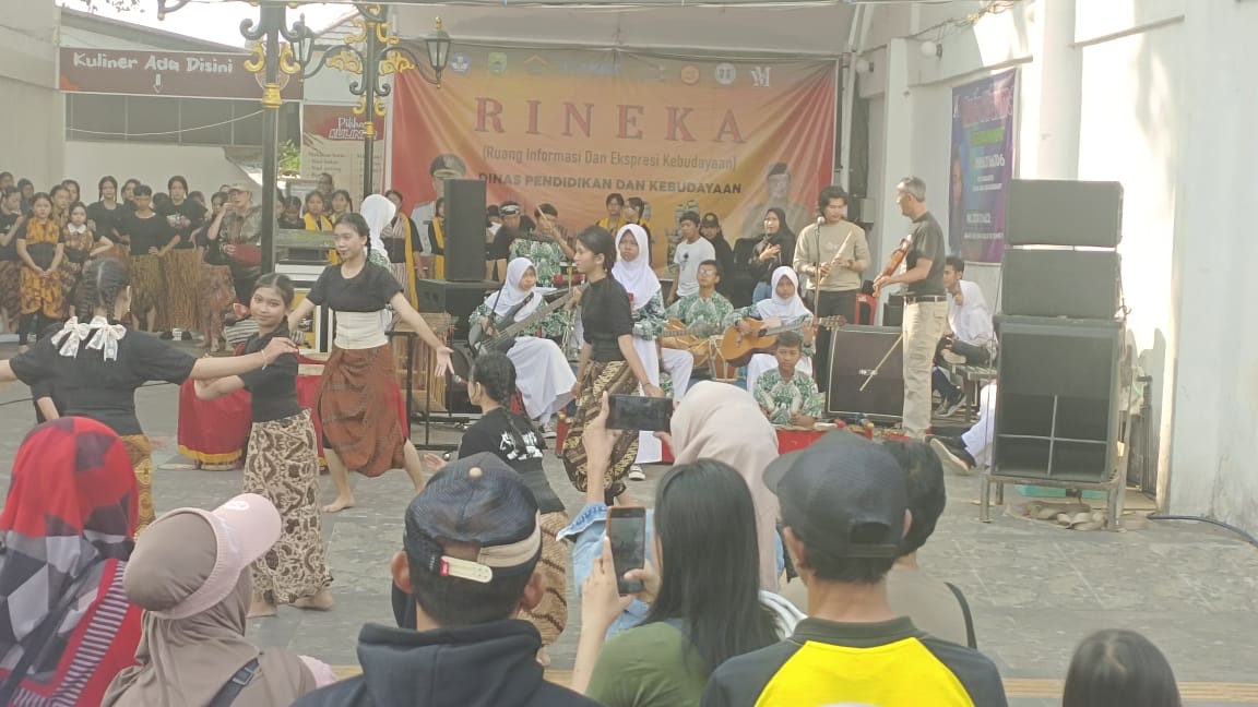 Pementasan Seni Tari dan Musik Tradisional SMP Negeri 1 Kuningan di CFD Kuningan: Upaya Pelestarian Budaya Sunda