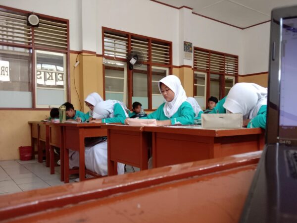 Meriahkan Bulan Bahasa, Siswa SMPN 1 Kuningan Hasilkan Ratusan Karya Sastra