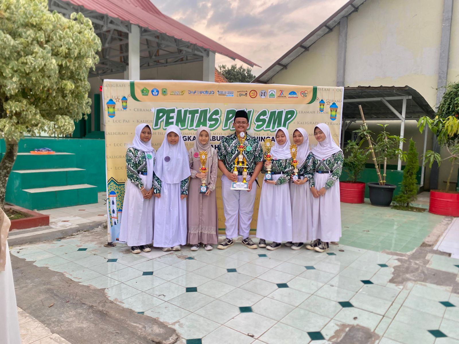 SMPN 1 Kuningan Kembali Menjadi Juara Umum Pentas PAI Kabupaten Kuningan 2025 SMPN 1 Kuningan Kembali Menjadi Juara Umum Pentas PAI Kabupaten Kuningan 2025