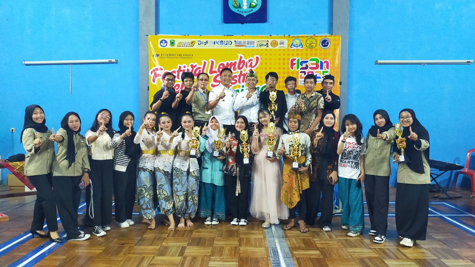 SMPN 1 Kuningan Kembali Raih Juara Umum FLS3N Tingkat Kabupaten SMPN 1 Kuningan Kembali Raih Juara Umum FLS3N Tingkat Kabupaten